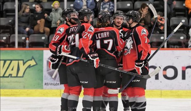 Les Huskies l'emportent sur les Remparts - LHJMQ